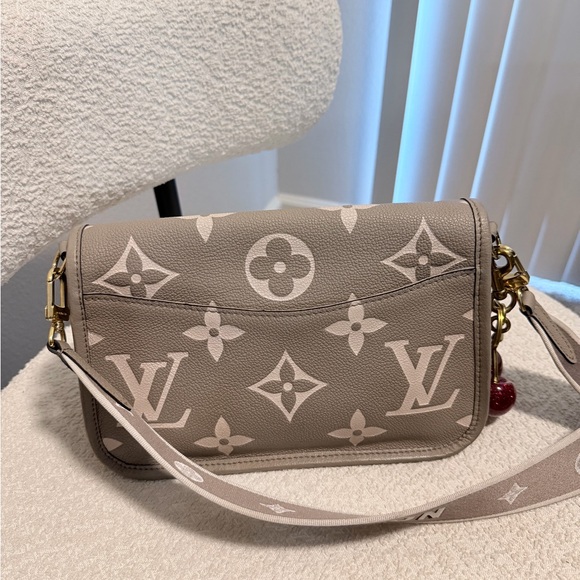 Louis Vuitton Beige Monogram Shoulder Bag - Picture 6 of 8